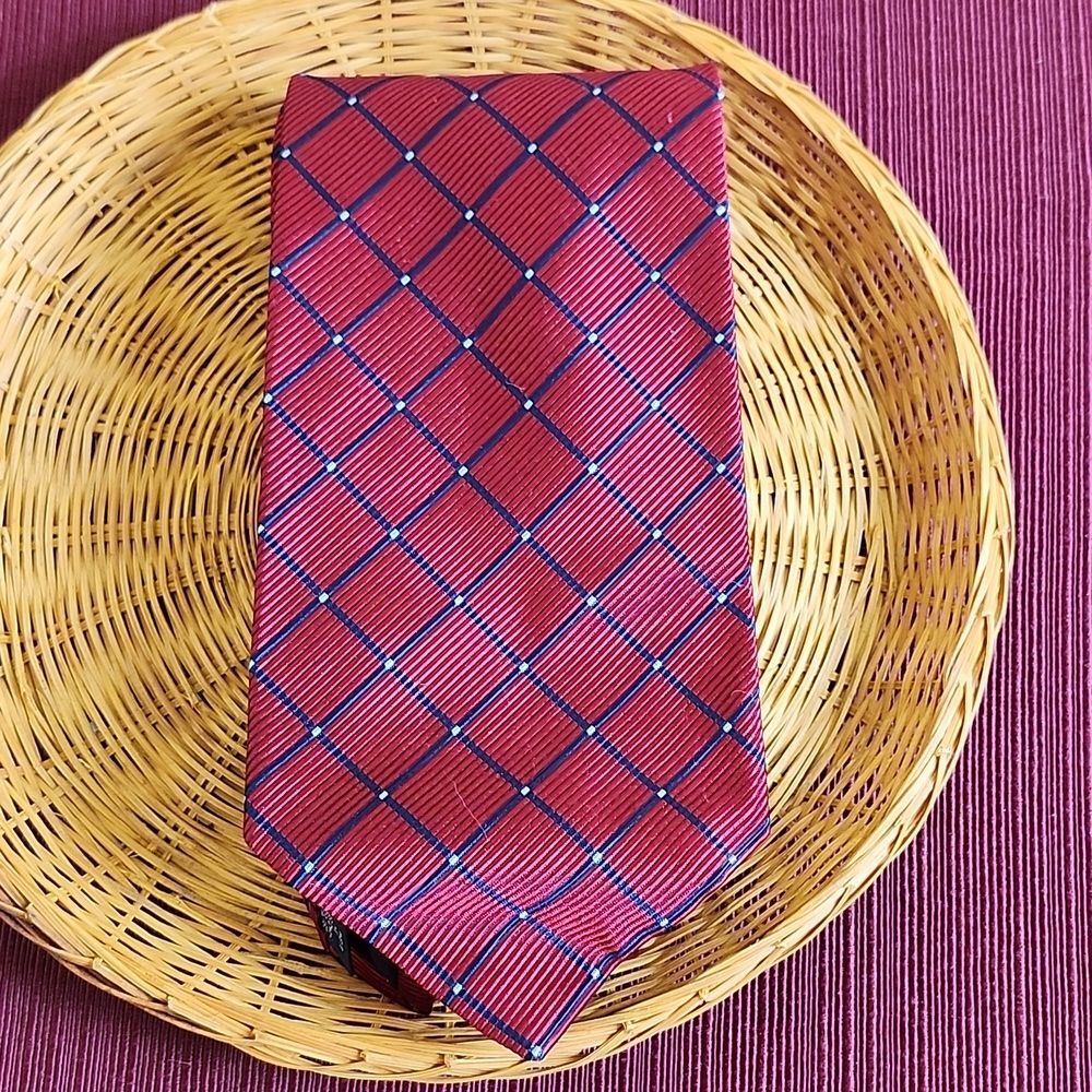 Vintage Jos. A. Bank Silk/Cotton Blend Necktie Featuring Blue Diamonds Outline